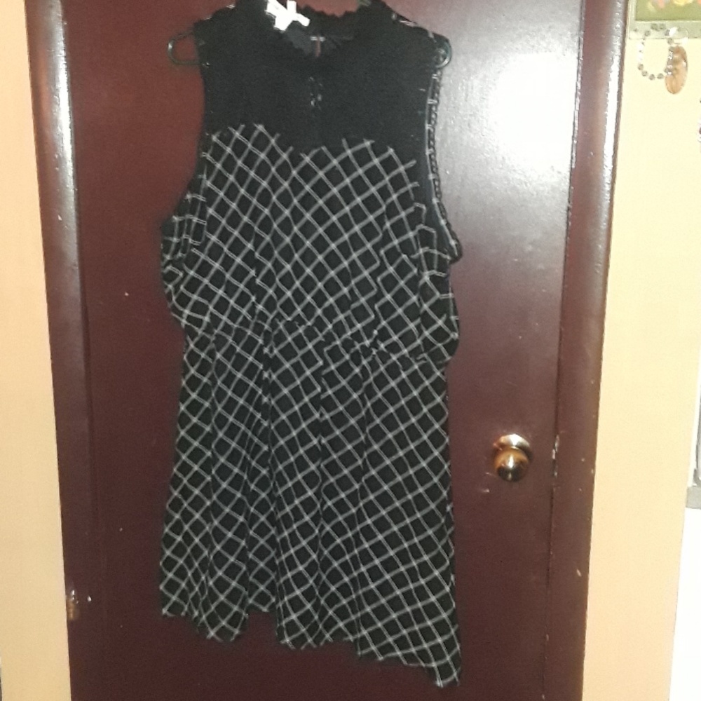 Sleeveless black and white dress size 2 NWT